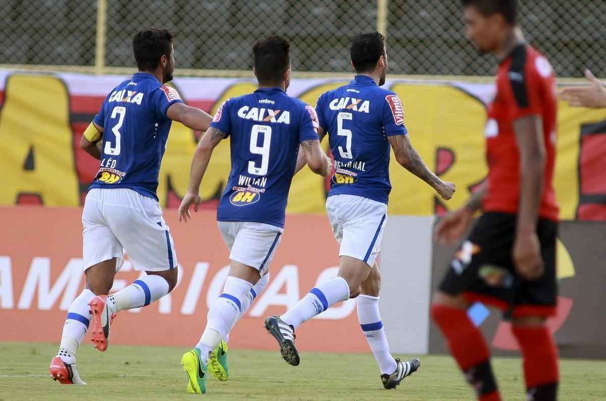 Cruzeiro bate o Vitria por 1 a 0, em Salvador, e fica mais longe da zona de rebaixamento
