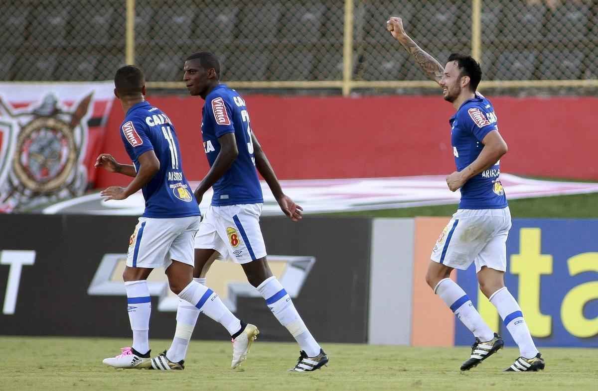 Cruzeiro bate o Vitria por 1 a 0, em Salvador, e fica mais longe da zona de rebaixamento