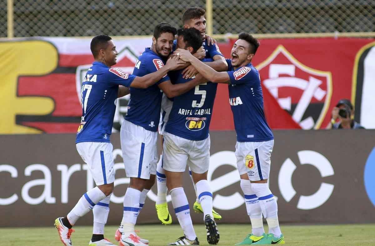 Cruzeiro bate o Vitria por 1 a 0, em Salvador, e fica mais longe da zona de rebaixamento
