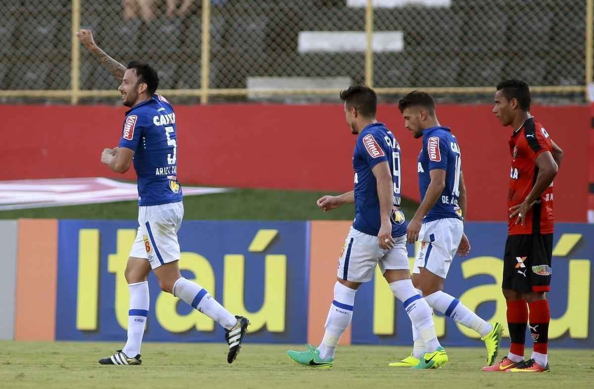 Cruzeiro bate o Vitria por 1 a 0, em Salvador, e fica mais longe da zona de rebaixamento