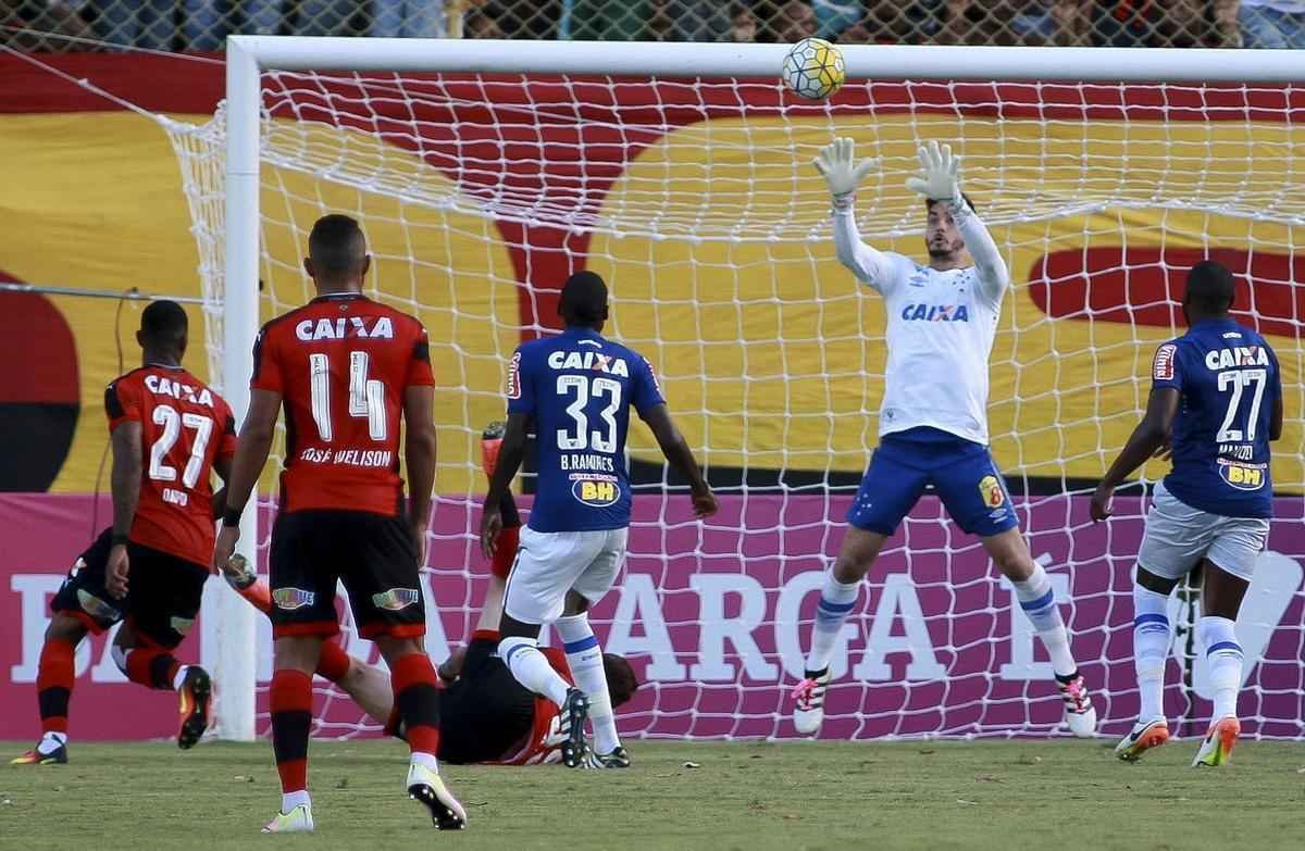 Cruzeiro bate o Vitria por 1 a 0, em Salvador, e fica mais longe da zona de rebaixamento