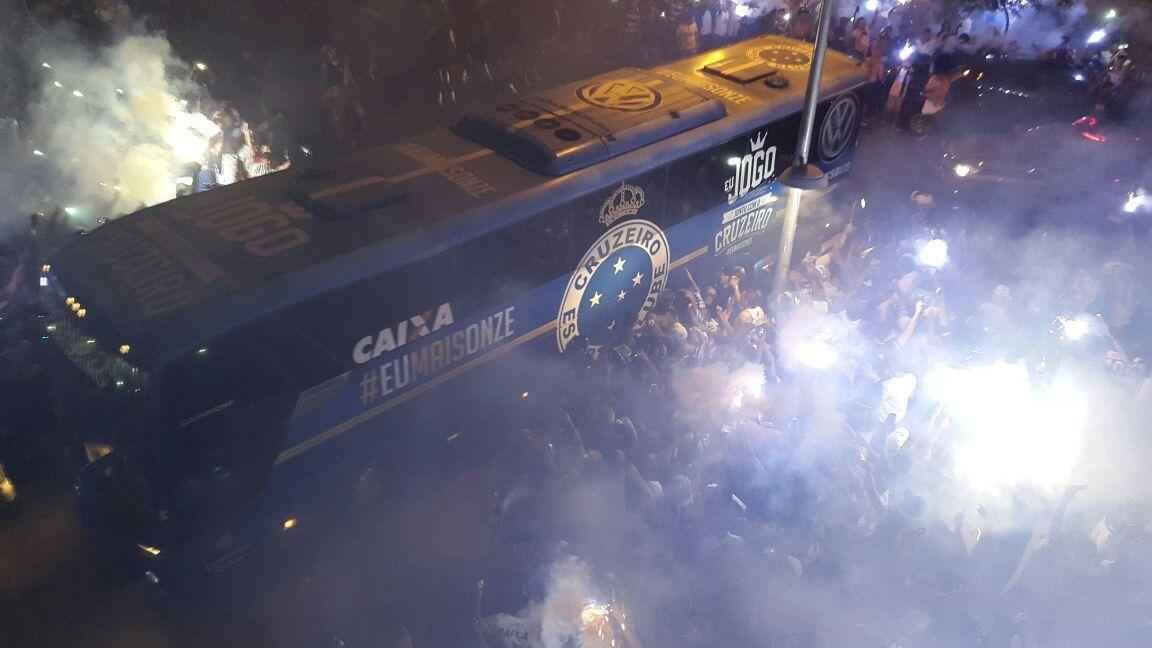 nibus do Cruzeiro chegou ao Mineiro para jogo com o Grmio com muita festa da torcida celeste