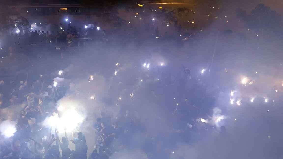nibus do Cruzeiro chegou ao Mineiro para jogo com o Grmio com muita festa da torcida celeste