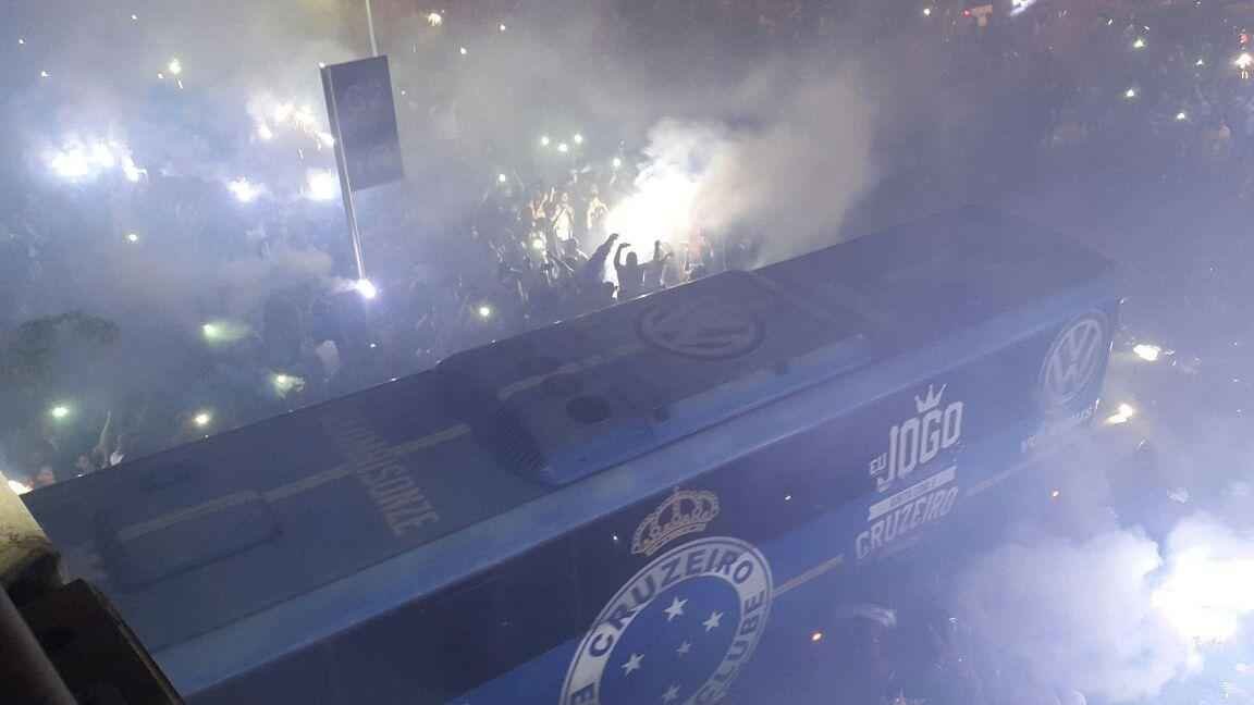 nibus do Cruzeiro chegou ao Mineiro para jogo com o Grmio com muita festa da torcida celeste
