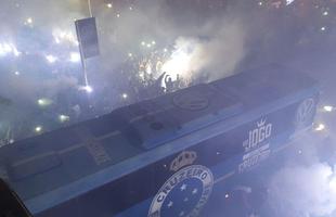 nibus do Cruzeiro chegou ao Mineiro para jogo com o Grmio com muita festa da torcida celeste