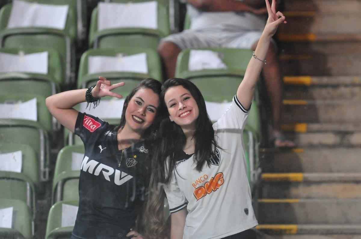 Imagens da torcida do Atltico no jogo contra o Internacional