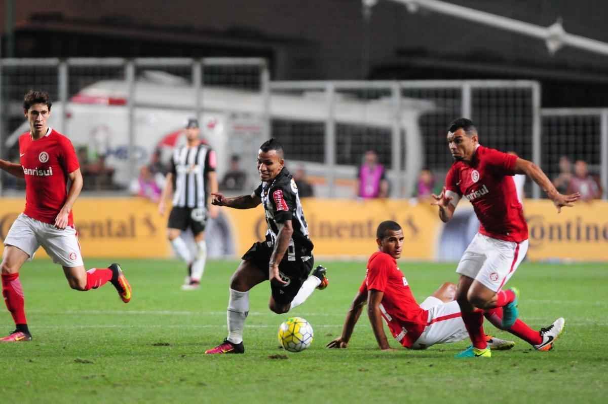 Fotos do jogo entre Atltico e Internacional no Independncia