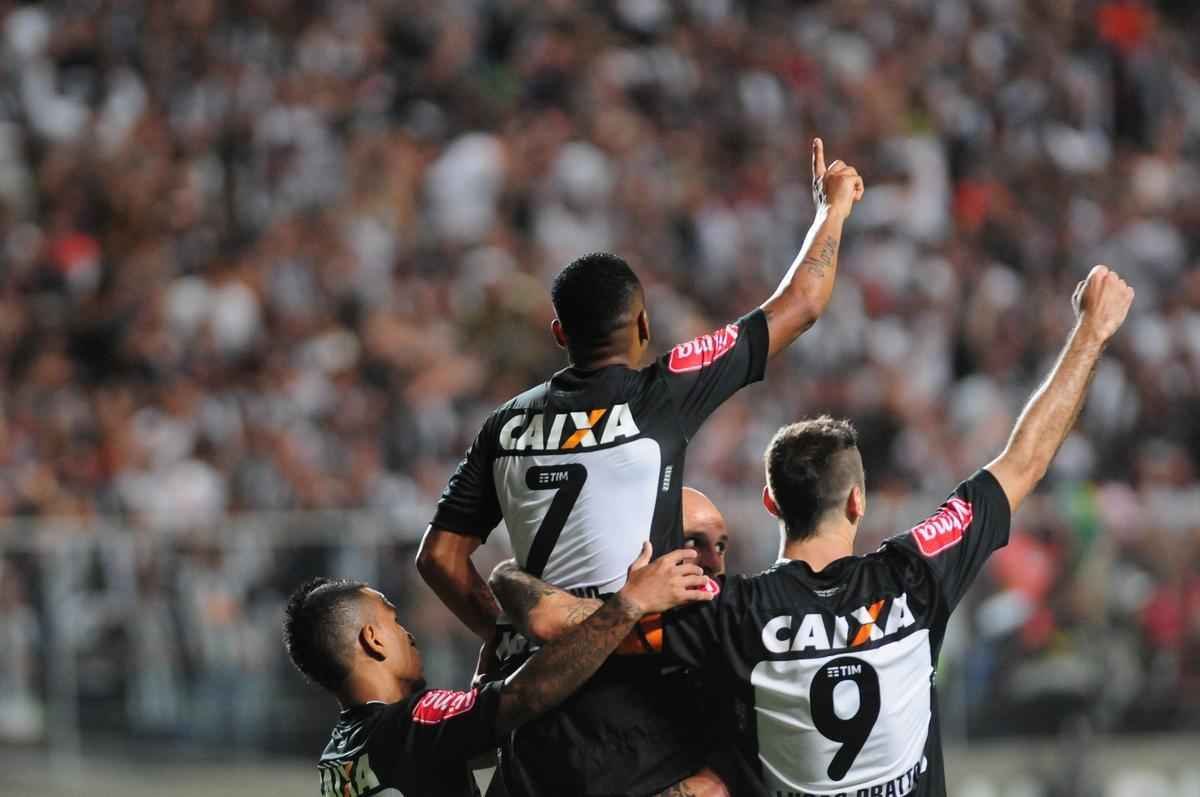 Fotos do jogo entre Atltico e Internacional no Independncia