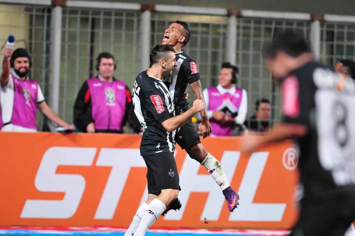 Fotos do jogo entre Atltico e Internacional no Independncia