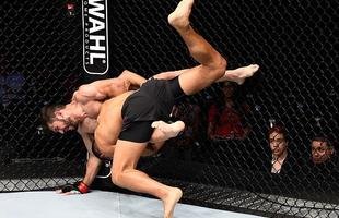 Marco Polo Reyes (luva vermelha) venceu Jason Novelli por decis�o dividida 