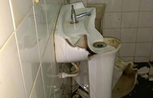 Lavatrio quebrado no banheiro do estdio Dilzon Melo
