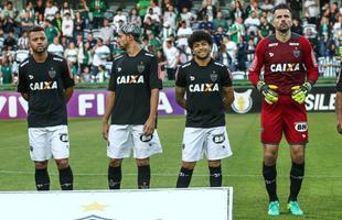 Com atuao ruim, Atltico  derrotado pelo Coritiba, por 2 a 0, no Couto Pereira, e fica mais distante do ttulo do Campeonato Brasileiro