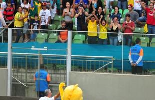 Jogadores da Seleo Brasileira durante atividade no Independncia. Ao fim do treino aberto, atletas saudaram pblico presente e jogaram bolas nas arquibancadas