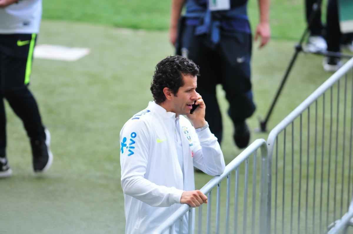 Seleo Brasileira fez, nesta tera  tarde, o seu primeiro treino no Mineiro, em Belo Horizonte, onde enfrentar a Argentina, na quinta, pelas Eliminatrias da Copa. O craque Neymar, do Barcelona, juntou-se ao grupo e trabalhou normalmente no gramado.