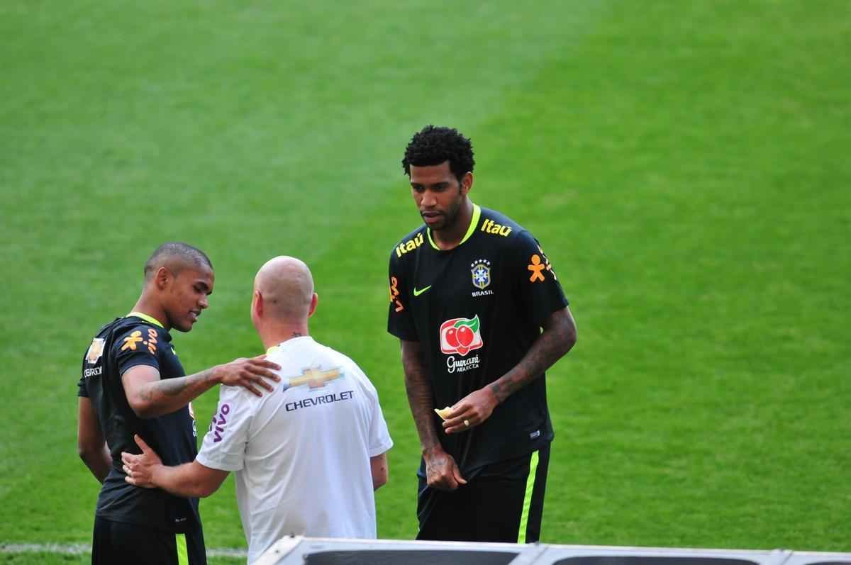 Seleo Brasileira fez, nesta tera  tarde, o seu primeiro treino no Mineiro, em Belo Horizonte, onde enfrentar a Argentina, na quinta, pelas Eliminatrias da Copa. O craque Neymar, do Barcelona, juntou-se ao grupo e trabalhou normalmente no gramado.