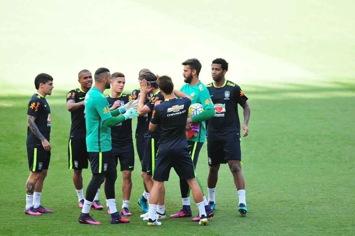 Seleo Brasileira fez, nesta tera  tarde, o seu primeiro treino no Mineiro, em Belo Horizonte, onde enfrentar a Argentina, na quinta, pelas Eliminatrias da Copa. O craque Neymar, do Barcelona, juntou-se ao grupo e trabalhou normalmente no gramado.