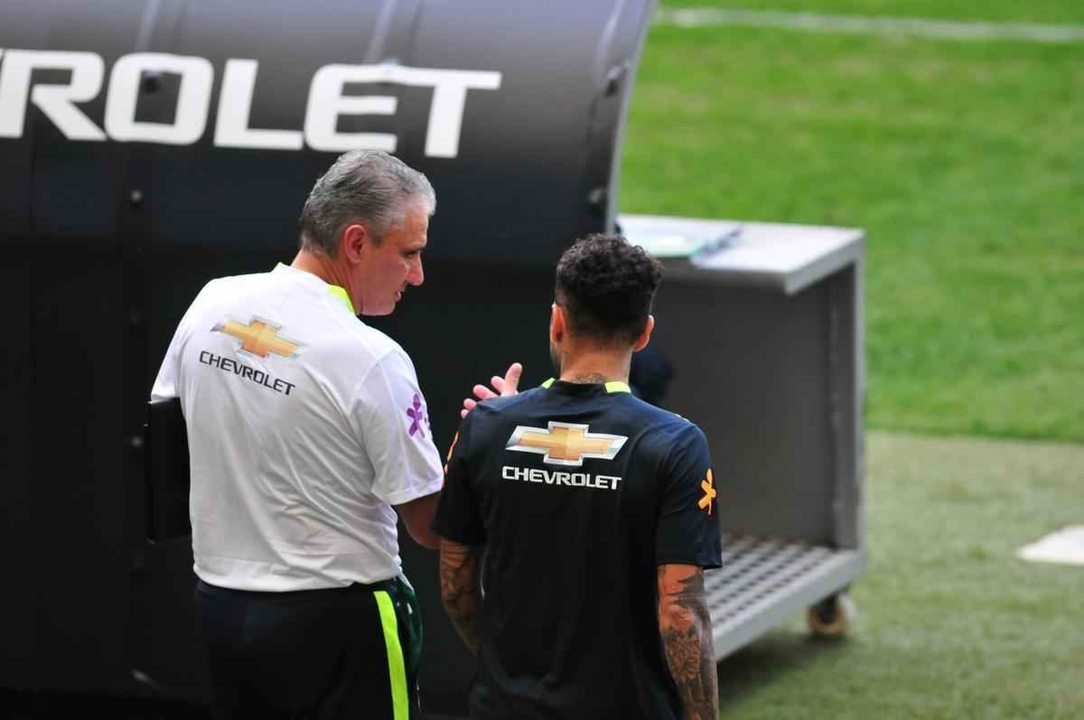 Seleo Brasileira fez, nesta tera  tarde, o seu primeiro treino no Mineiro, em Belo Horizonte, onde enfrentar a Argentina, na quinta, pelas Eliminatrias da Copa. O craque Neymar, do Barcelona, juntou-se ao grupo e trabalhou normalmente no gramado.