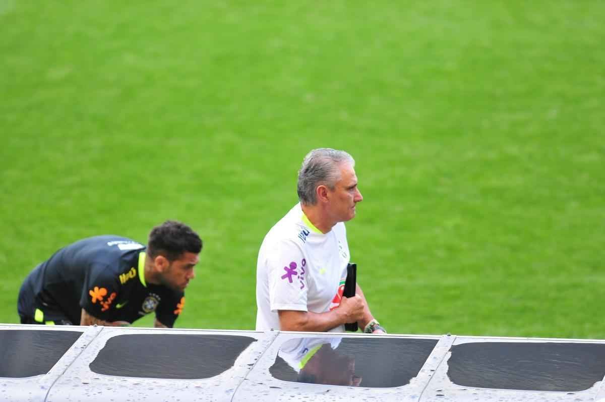 Seleo Brasileira fez, nesta tera  tarde, o seu primeiro treino no Mineiro, em Belo Horizonte, onde enfrentar a Argentina, na quinta, pelas Eliminatrias da Copa. O craque Neymar, do Barcelona, juntou-se ao grupo e trabalhou normalmente no gramado.