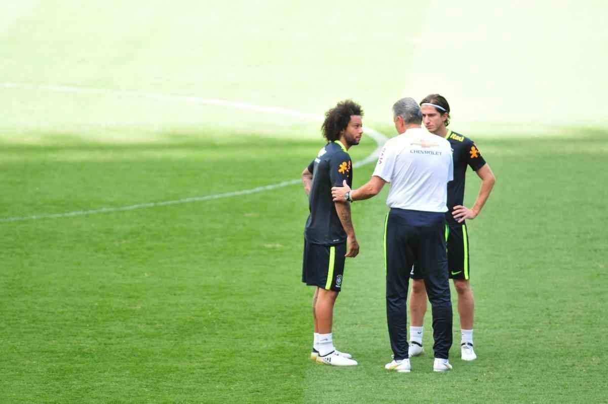 Seleo Brasileira fez, nesta tera  tarde, o seu primeiro treino no Mineiro, em Belo Horizonte, onde enfrentar a Argentina, na quinta, pelas Eliminatrias da Copa. O craque Neymar, do Barcelona, juntou-se ao grupo e trabalhou normalmente no gramado.