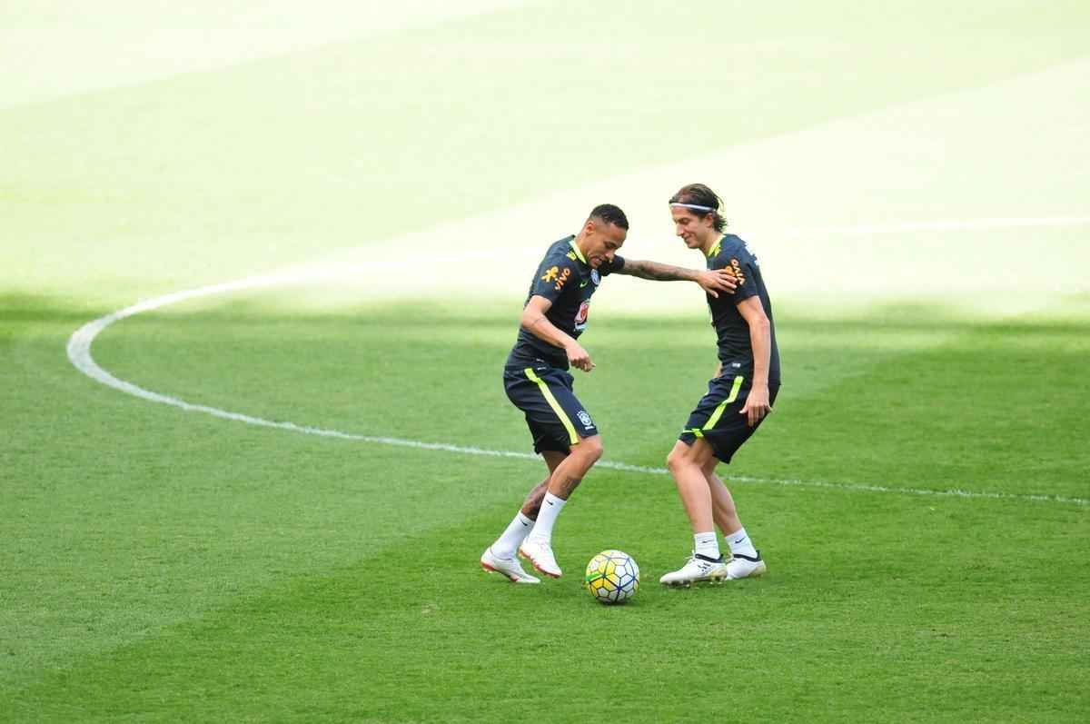 Seleo Brasileira fez, nesta tera  tarde, o seu primeiro treino no Mineiro, em Belo Horizonte, onde enfrentar a Argentina, na quinta, pelas Eliminatrias da Copa. O craque Neymar, do Barcelona, juntou-se ao grupo e trabalhou normalmente no gramado.