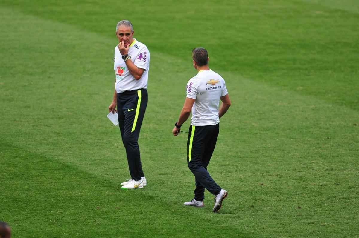 Seleo Brasileira fez, nesta tera  tarde, o seu primeiro treino no Mineiro, em Belo Horizonte, onde enfrentar a Argentina, na quinta, pelas Eliminatrias da Copa. O craque Neymar, do Barcelona, juntou-se ao grupo e trabalhou normalmente no gramado.
