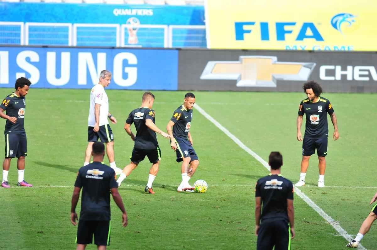 Seleo Brasileira fez, nesta tera  tarde, o seu primeiro treino no Mineiro, em Belo Horizonte, onde enfrentar a Argentina, na quinta, pelas Eliminatrias da Copa. O craque Neymar, do Barcelona, juntou-se ao grupo e trabalhou normalmente no gramado.