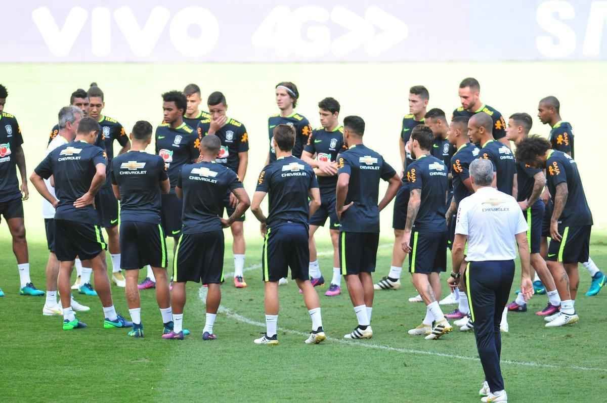 Seleo Brasileira fez, nesta tera  tarde, o seu primeiro treino no Mineiro, em Belo Horizonte, onde enfrentar a Argentina, na quinta, pelas Eliminatrias da Copa. O craque Neymar, do Barcelona, juntou-se ao grupo e trabalhou normalmente no gramado.