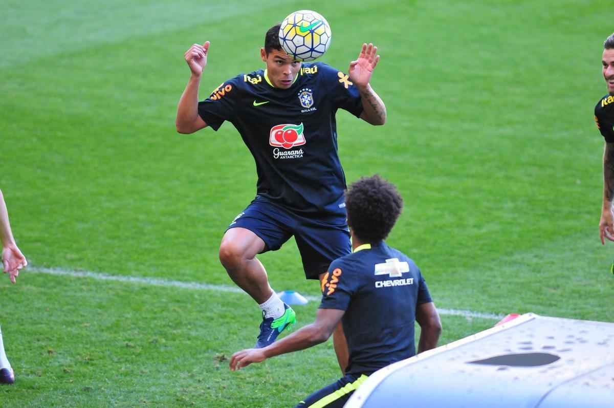 Seleo Brasileira fez, nesta tera  tarde, o seu primeiro treino no Mineiro, em Belo Horizonte, onde enfrentar a Argentina, na quinta, pelas Eliminatrias da Copa. O craque Neymar, do Barcelona, juntou-se ao grupo e trabalhou normalmente no gramado.