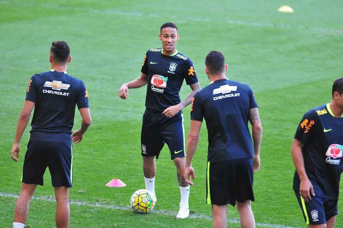 Seleo Brasileira fez, nesta tera  tarde, o seu primeiro treino no Mineiro, em Belo Horizonte, onde enfrentar a Argentina, na quinta, pelas Eliminatrias da Copa. O craque Neymar, do Barcelona, juntou-se ao grupo e trabalhou normalmente no gramado.