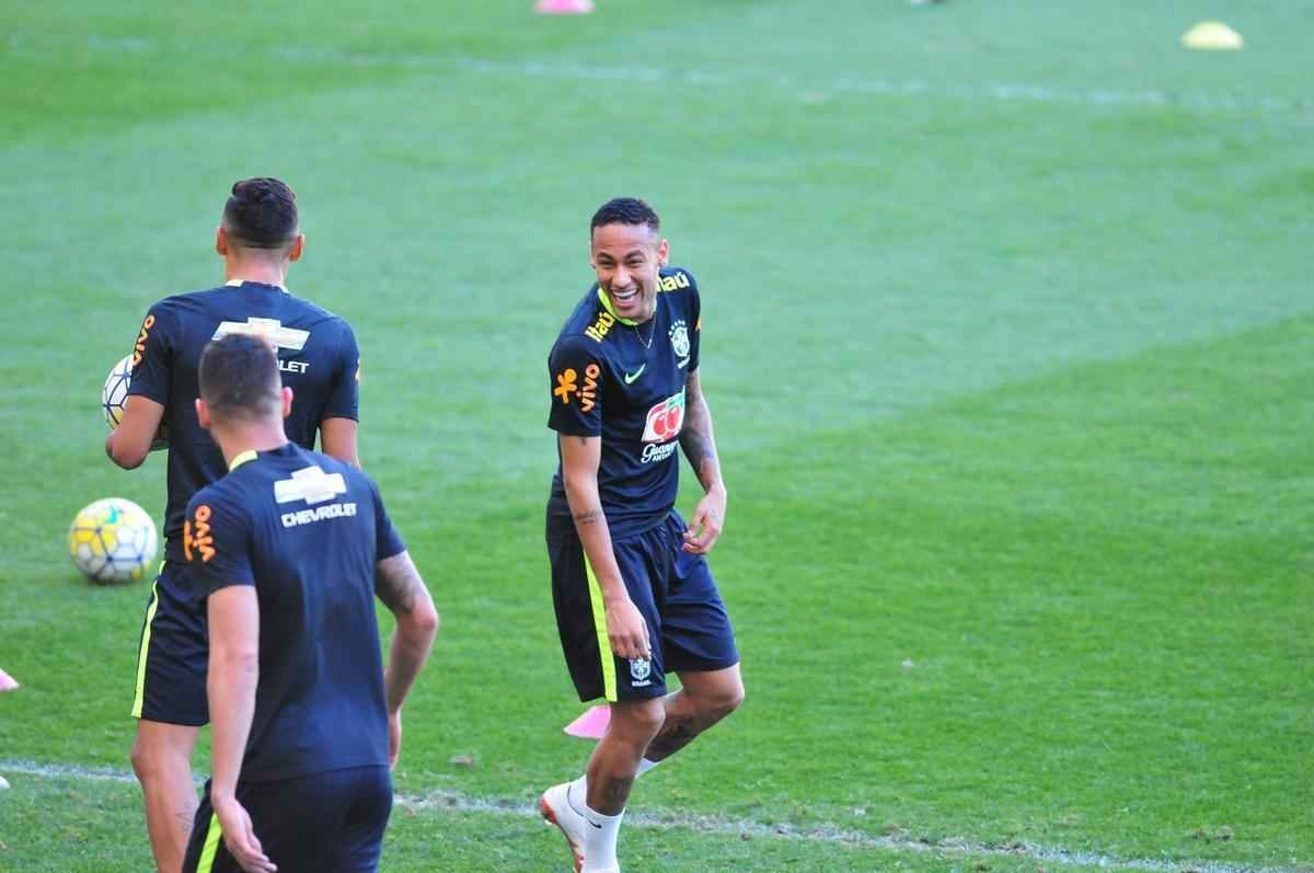 Seleo Brasileira fez, nesta tera  tarde, o seu primeiro treino no Mineiro, em Belo Horizonte, onde enfrentar a Argentina, na quinta, pelas Eliminatrias da Copa. O craque Neymar, do Barcelona, juntou-se ao grupo e trabalhou normalmente no gramado.