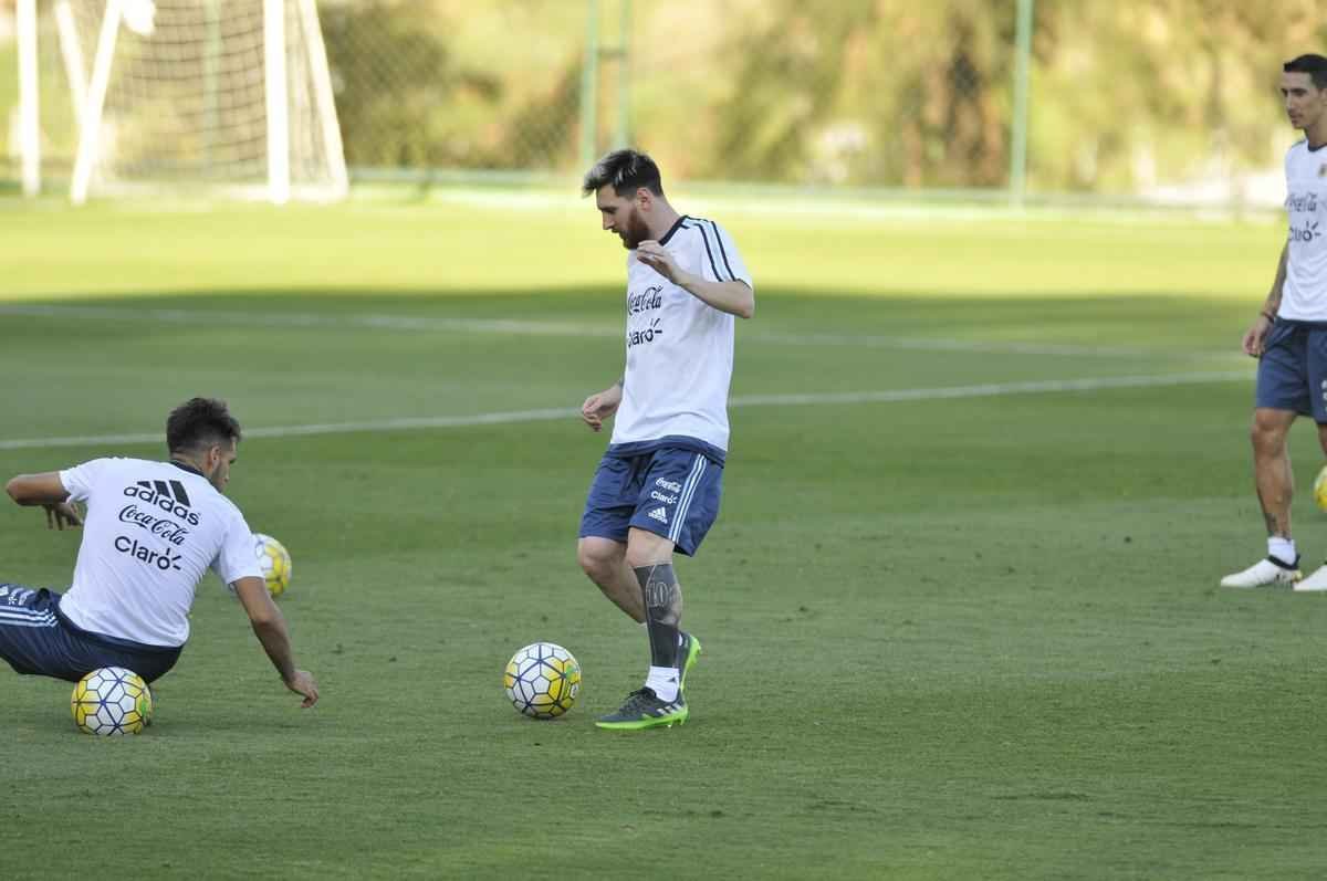 Seleo Argentina treinou nesta tera na Cidade do Galo com Lionel Messi. O craque cobrou faltas, afiou a pontaria e, em seguida, deixou a atividade mais cedo para se poupar. Na parte final, o tcnico Bauza orientou um trabalho em campo reduzido