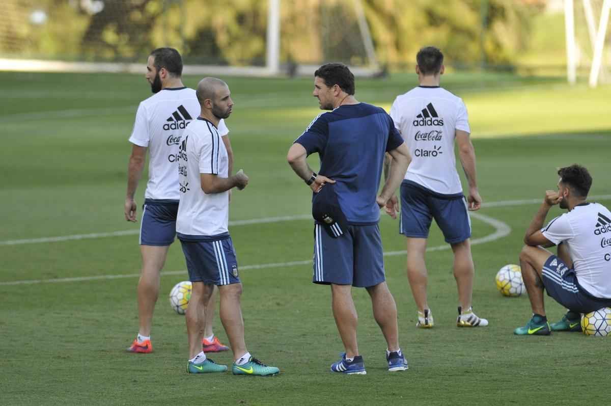 Seleo Argentina treinou nesta tera na Cidade do Galo com Lionel Messi. O craque cobrou faltas, afiou a pontaria e, em seguida, deixou a atividade mais cedo para se poupar. Na parte final, o tcnico Bauza orientou um trabalho em campo reduzido