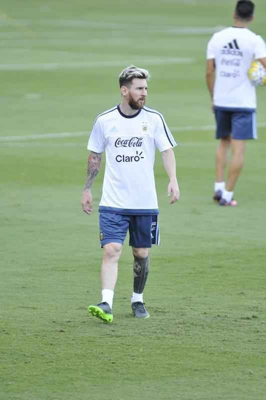Seleo Argentina treinou nesta tera na Cidade do Galo com Lionel Messi. O craque cobrou faltas, afiou a pontaria e, em seguida, deixou a atividade mais cedo para se poupar. Na parte final, o tcnico Bauza orientou um trabalho em campo reduzido