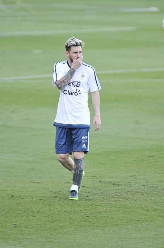 Seleo Argentina treinou nesta tera na Cidade do Galo com Lionel Messi. O craque cobrou faltas, afiou a pontaria e, em seguida, deixou a atividade mais cedo para se poupar. Na parte final, o tcnico Bauza orientou um trabalho em campo reduzido