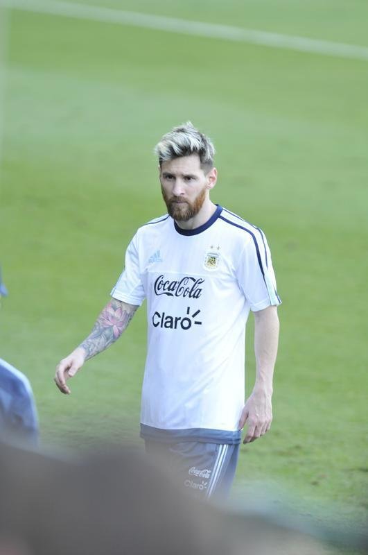Seleo Argentina treinou nesta tera na Cidade do Galo com Lionel Messi. O craque cobrou faltas, afiou a pontaria e, em seguida, deixou a atividade mais cedo para se poupar. Na parte final, o tcnico Bauza orientou um trabalho em campo reduzido