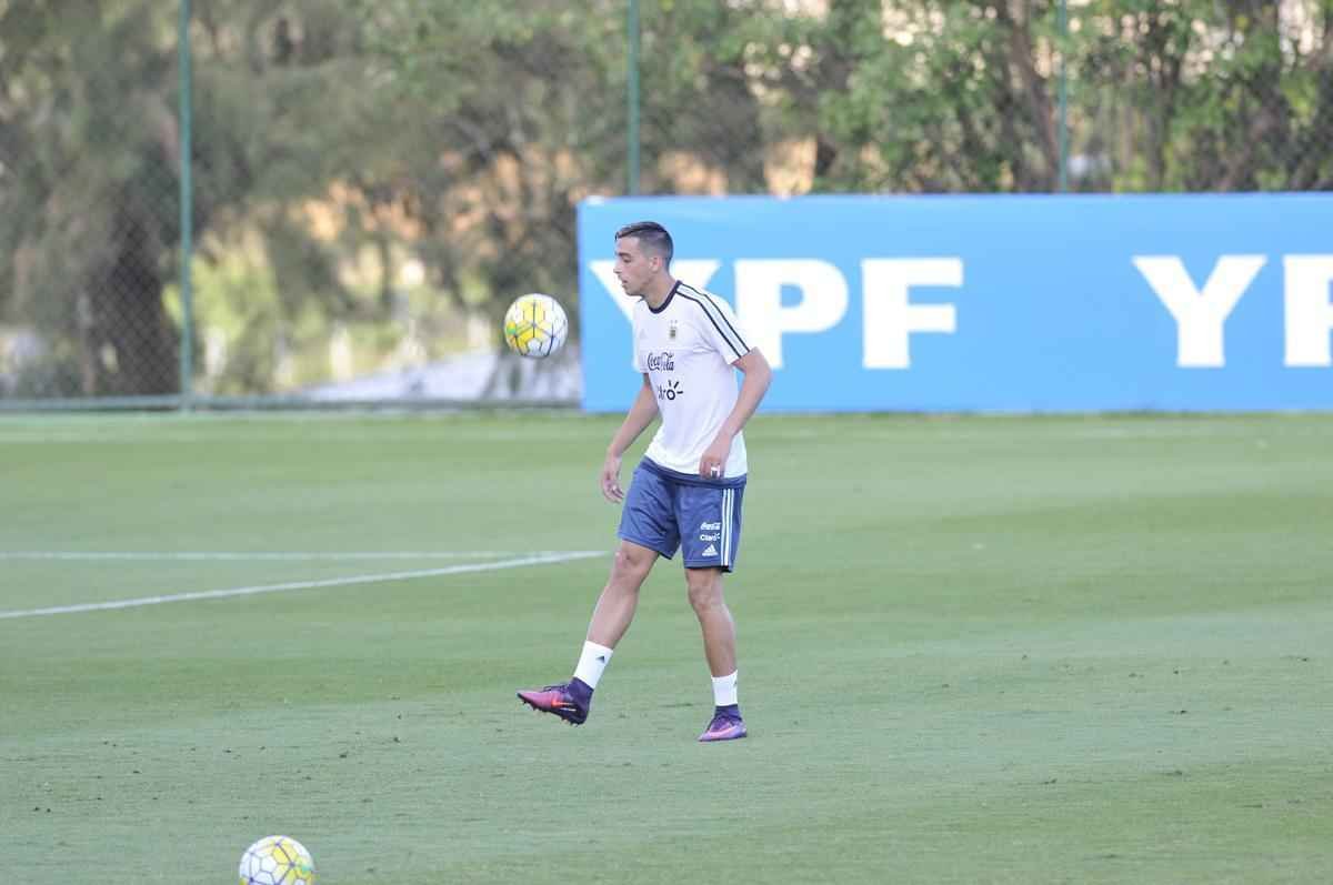 Seleo Argentina treinou nesta tera na Cidade do Galo com Lionel Messi. O craque cobrou faltas, afiou a pontaria e, em seguida, deixou a atividade mais cedo para se poupar. Na parte final, o tcnico Bauza orientou um trabalho em campo reduzido