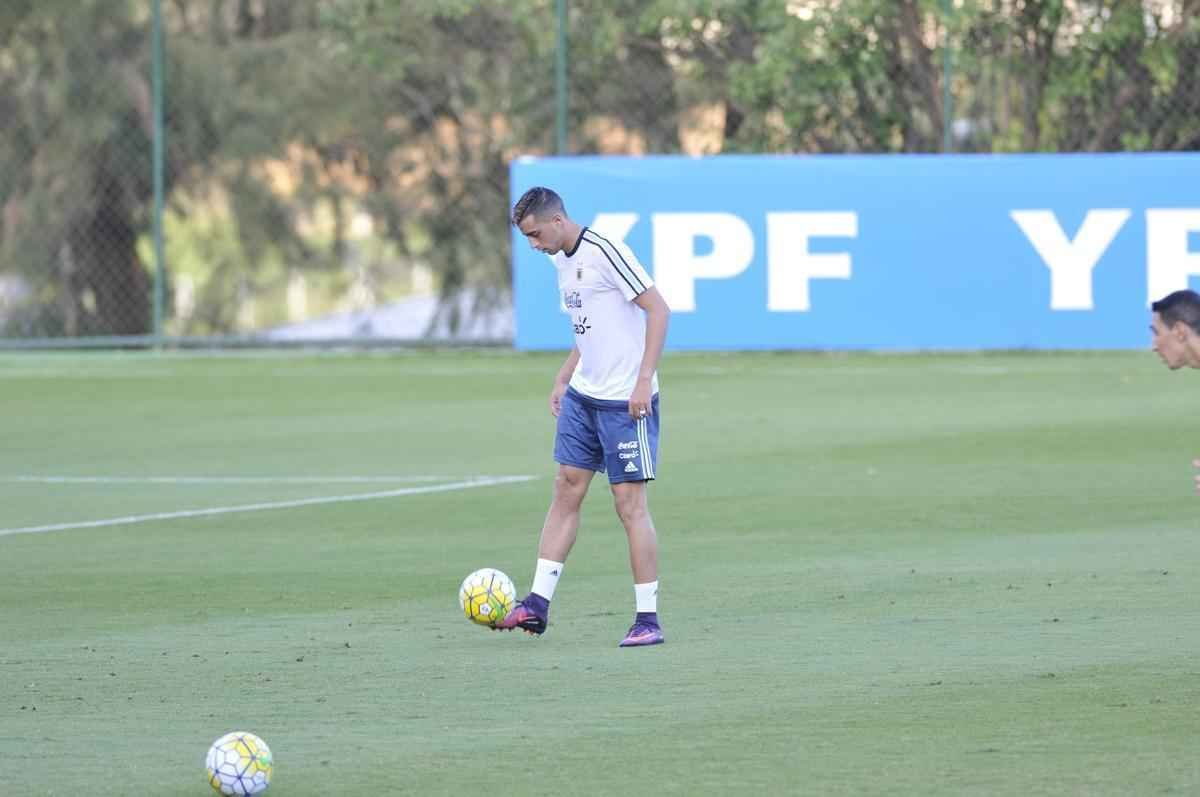 Seleo Argentina treinou nesta tera na Cidade do Galo com Lionel Messi. O craque cobrou faltas, afiou a pontaria e, em seguida, deixou a atividade mais cedo para se poupar. Na parte final, o tcnico Bauza orientou um trabalho em campo reduzido