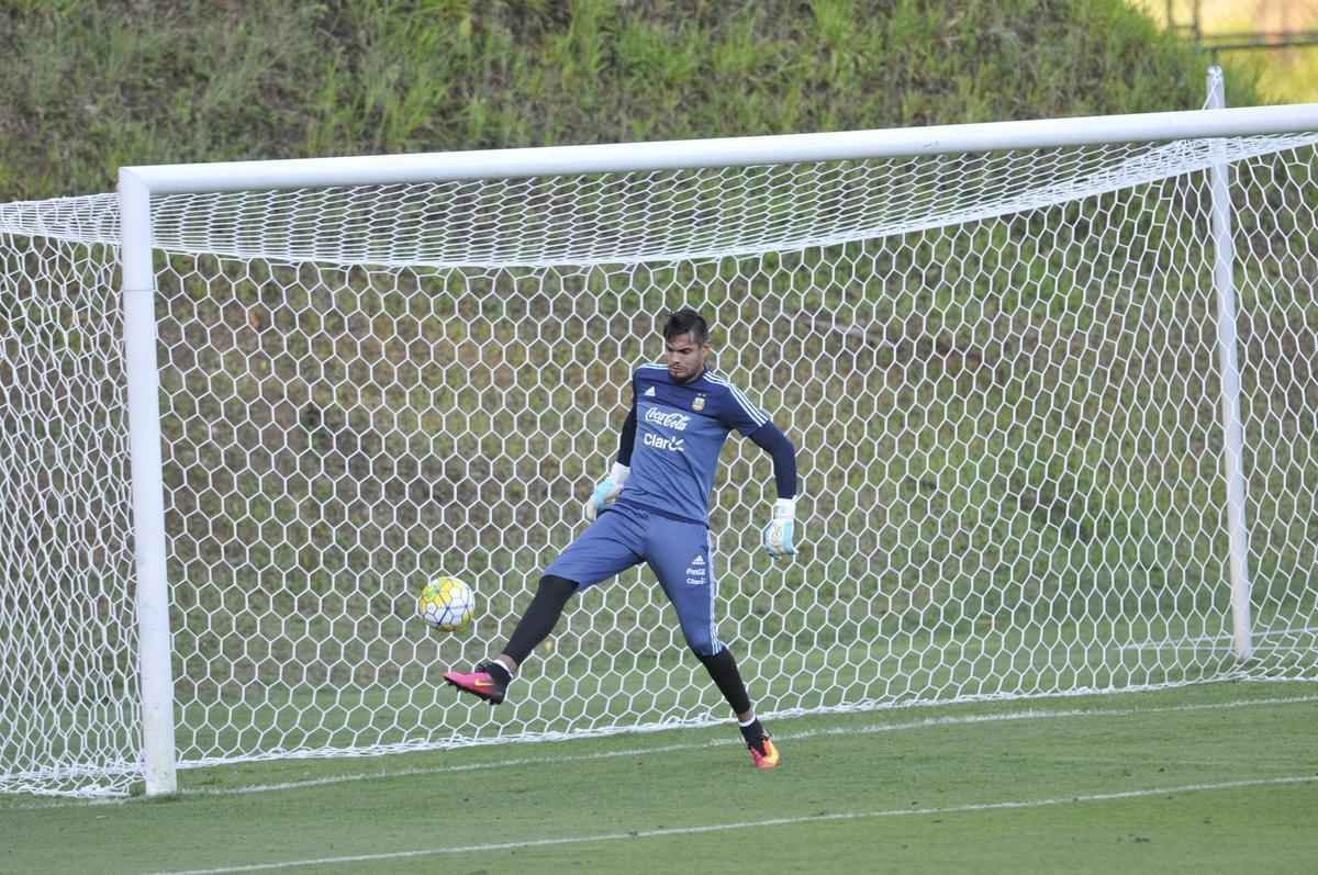 Seleo Argentina treinou nesta tera na Cidade do Galo com Lionel Messi. O craque cobrou faltas, afiou a pontaria e, em seguida, deixou a atividade mais cedo para se poupar. Na parte final, o tcnico Bauza orientou um trabalho em campo reduzido