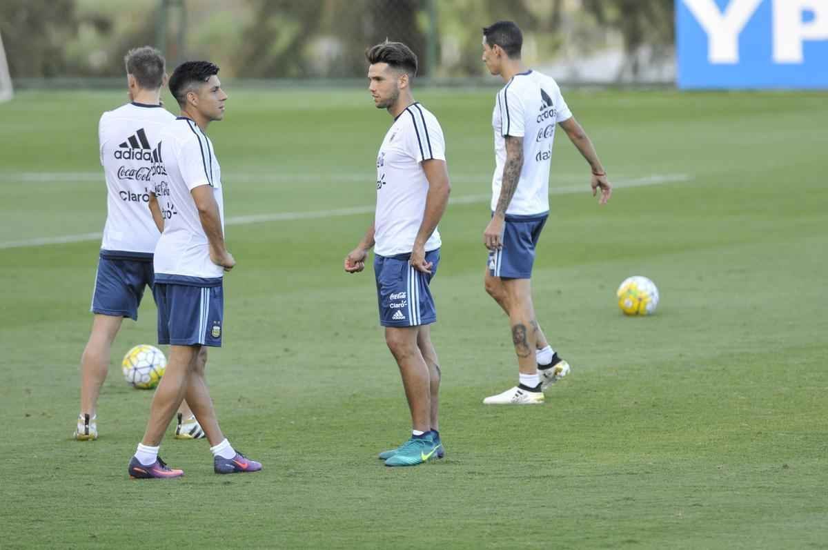 Seleo Argentina treinou nesta tera na Cidade do Galo com Lionel Messi. O craque cobrou faltas, afiou a pontaria e, em seguida, deixou a atividade mais cedo para se poupar. Na parte final, o tcnico Bauza orientou um trabalho em campo reduzido