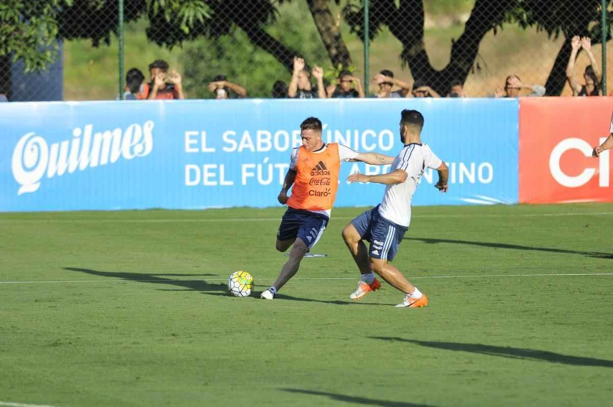 Seleo Argentina treinou nesta tera na Cidade do Galo com Lionel Messi. O craque cobrou faltas, afiou a pontaria e, em seguida, deixou a atividade mais cedo para se poupar. Na parte final, o tcnico Bauza orientou um trabalho em campo reduzido
