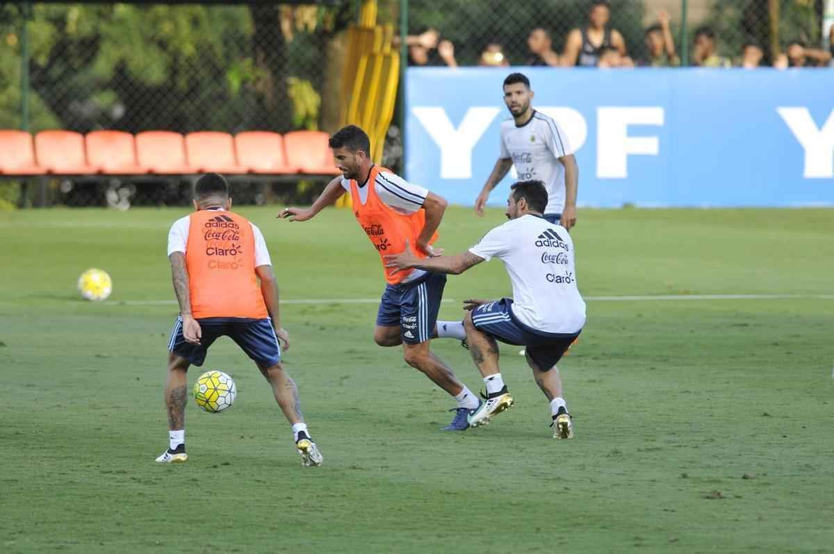Seleo Argentina treinou nesta tera na Cidade do Galo com Lionel Messi. O craque cobrou faltas, afiou a pontaria e, em seguida, deixou a atividade mais cedo para se poupar. Na parte final, o tcnico Bauza orientou um trabalho em campo reduzido