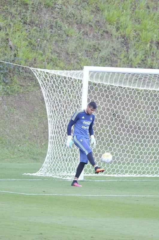 Seleo Argentina treinou nesta tera na Cidade do Galo com Lionel Messi. O craque cobrou faltas, afiou a pontaria e, em seguida, deixou a atividade mais cedo para se poupar. Na parte final, o tcnico Bauza orientou um trabalho em campo reduzido