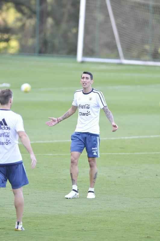 Seleo Argentina treinou nesta tera na Cidade do Galo com Lionel Messi. O craque cobrou faltas, afiou a pontaria e, em seguida, deixou a atividade mais cedo para se poupar. Na parte final, o tcnico Bauza orientou um trabalho em campo reduzido