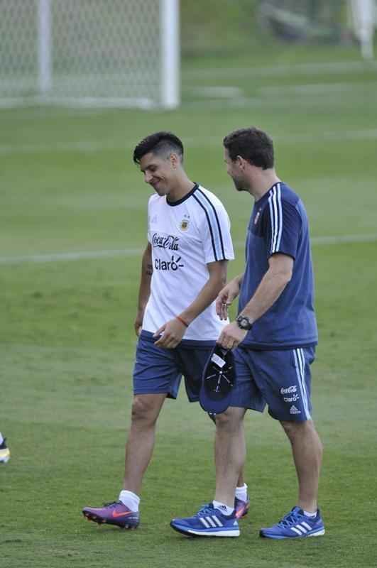 Seleo Argentina treinou nesta tera na Cidade do Galo com Lionel Messi. O craque cobrou faltas, afiou a pontaria e, em seguida, deixou a atividade mais cedo para se poupar. Na parte final, o tcnico Bauza orientou um trabalho em campo reduzido