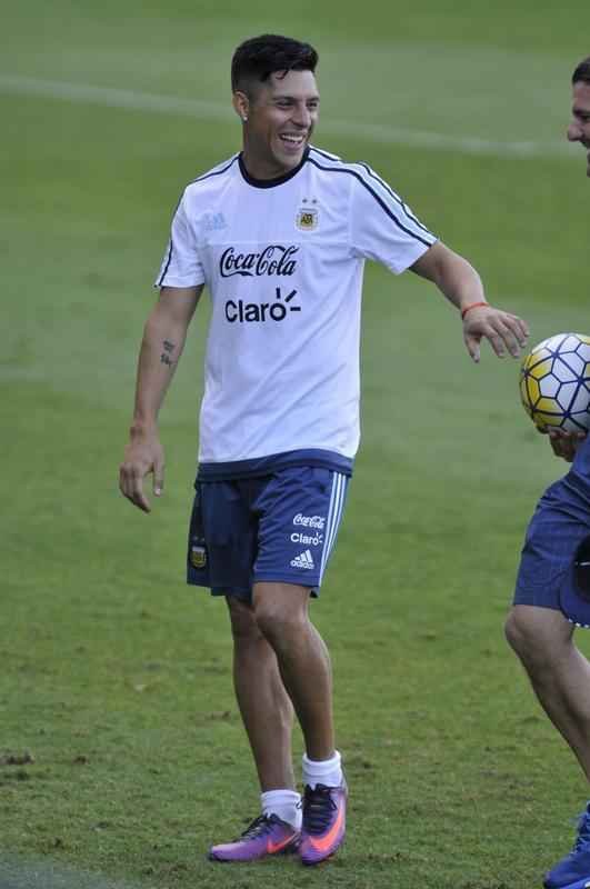 Seleo Argentina treinou nesta tera na Cidade do Galo com Lionel Messi. O craque cobrou faltas, afiou a pontaria e, em seguida, deixou a atividade mais cedo para se poupar. Na parte final, o tcnico Bauza orientou um trabalho em campo reduzido