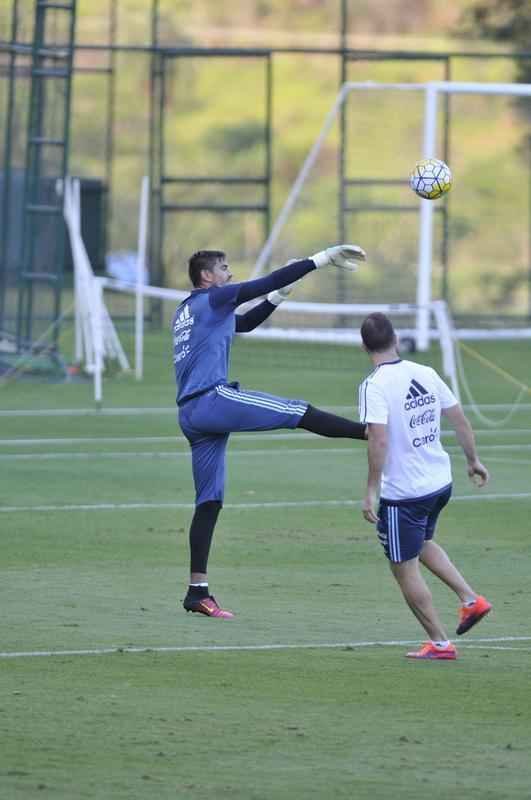 Seleo Argentina treinou nesta tera na Cidade do Galo com Lionel Messi. O craque cobrou faltas, afiou a pontaria e, em seguida, deixou a atividade mais cedo para se poupar. Na parte final, o tcnico Bauza orientou um trabalho em campo reduzido