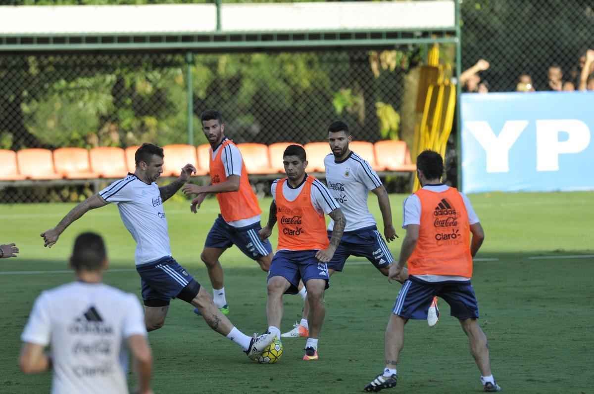 Seleo Argentina treinou nesta tera na Cidade do Galo com Lionel Messi. O craque cobrou faltas, afiou a pontaria e, em seguida, deixou a atividade mais cedo para se poupar. Na parte final, o tcnico Bauza orientou um trabalho em campo reduzido