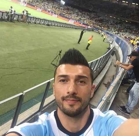 Armador Dtolo, do Atltico, fez uma selfie com a camisa da Argentina, no Mineiro 
