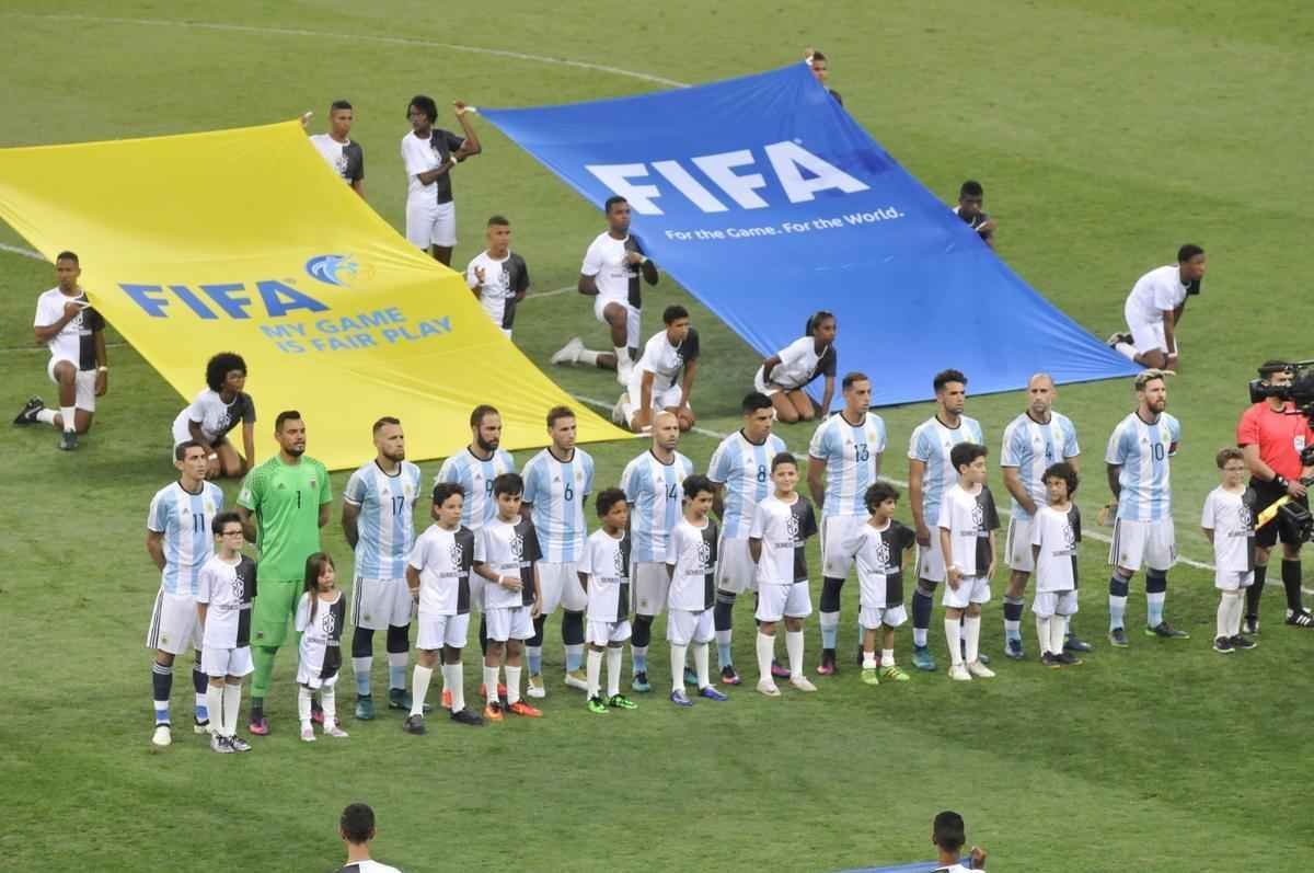 Times postados para execuo dos hinos nacionais de Brasil e Argenitna