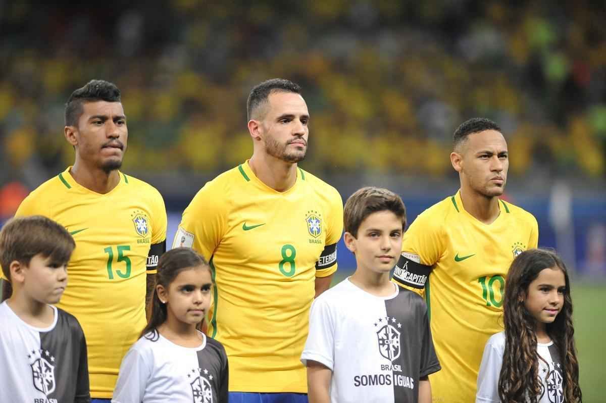 Jogadores se cumprimentam antes do incio do maior clssico do mundo